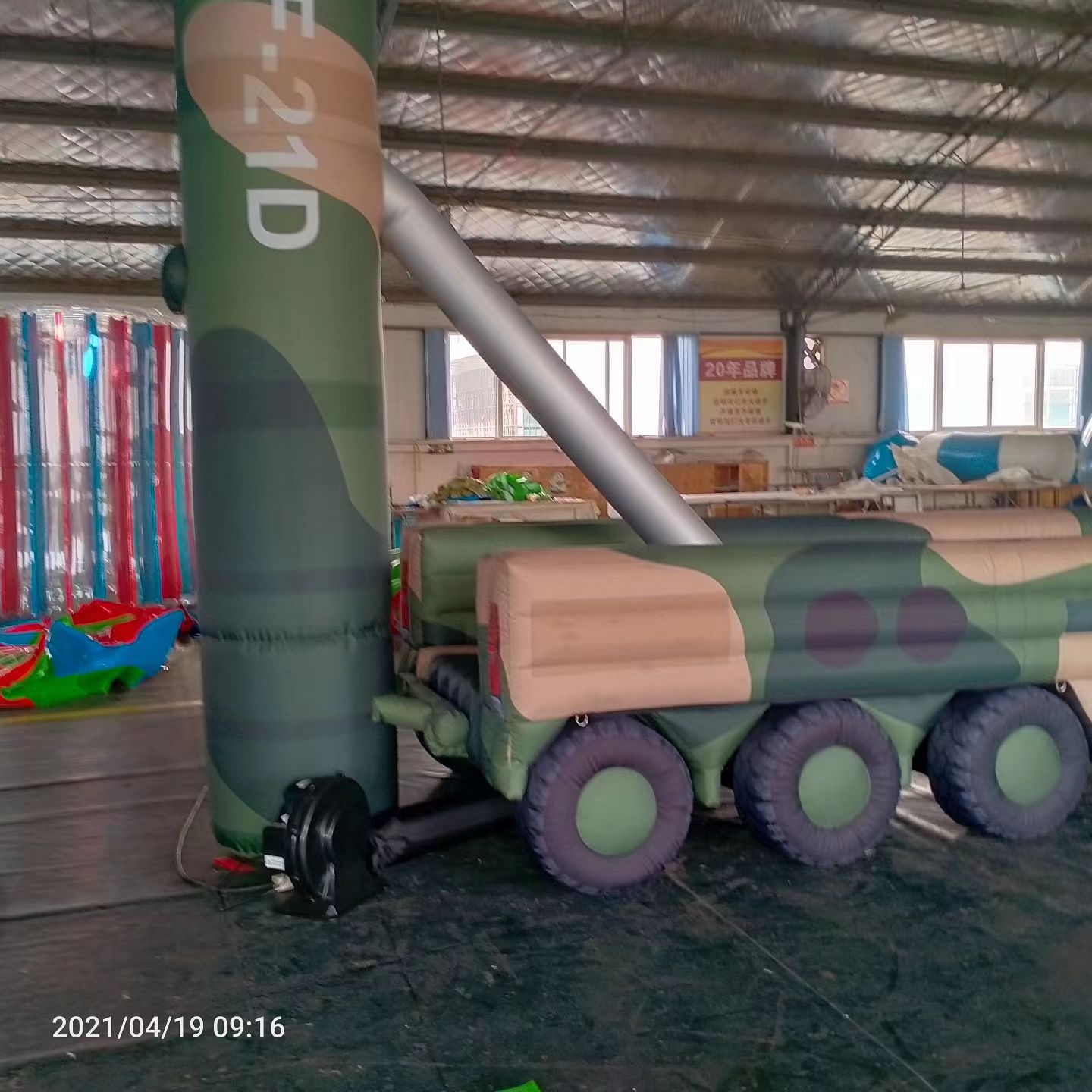 奉新军事演习中的充气目标车辆：模拟发射车雷达车坦克飞机